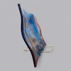 Strahlender Glasteller mit blauem und rotem Farbverlauf