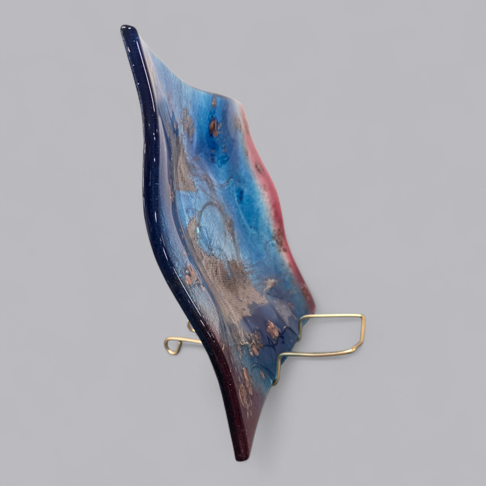 Strahlender Glasteller mit blauem und rotem Farbverlauf