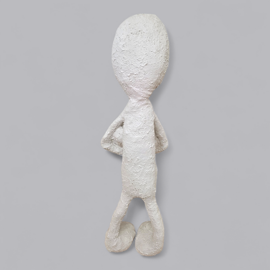 Abstrakte Gips-Skulptur – Figur mit verschränkten Armen