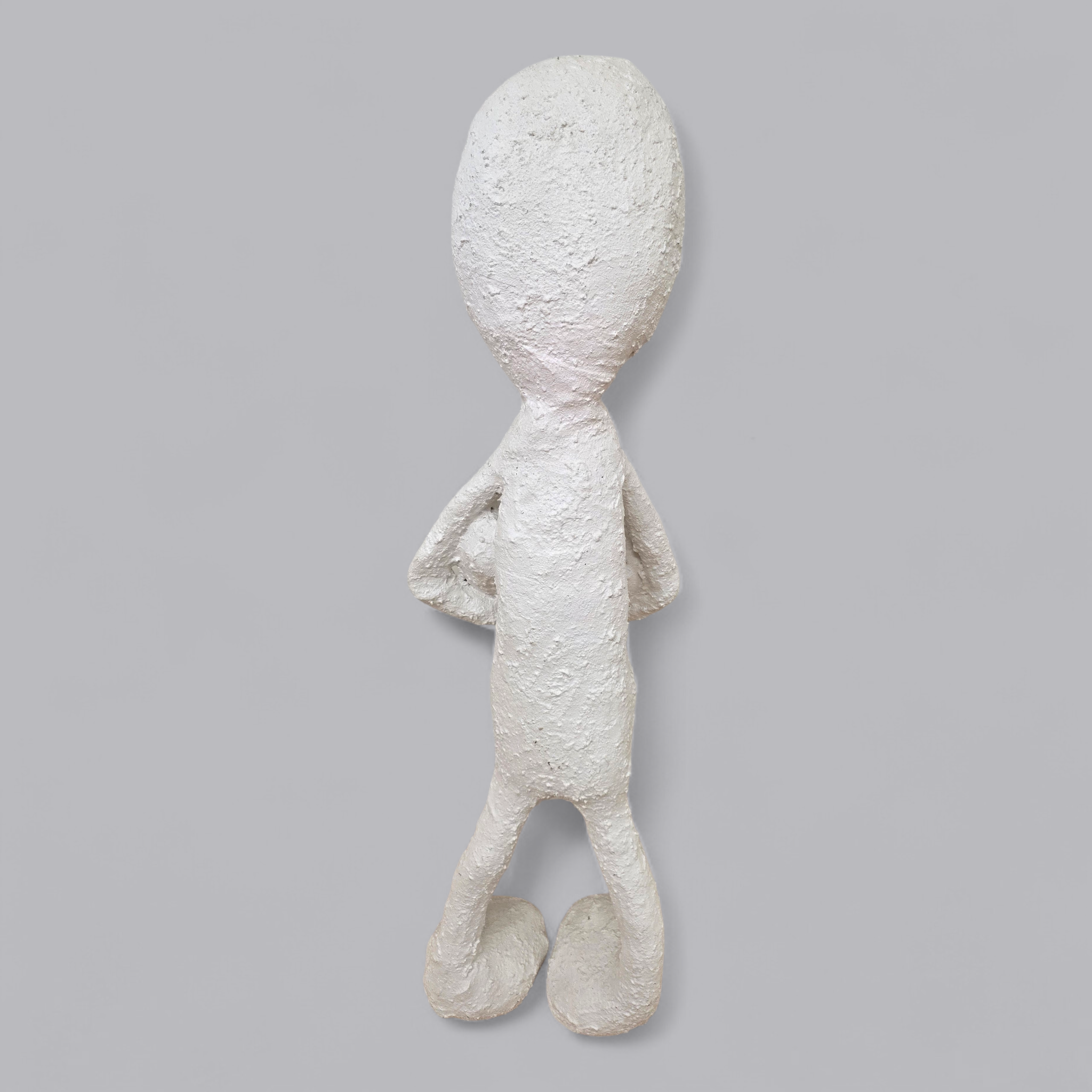 Abstrakte Gips-Skulptur – Figur mit verschränkten Armen
