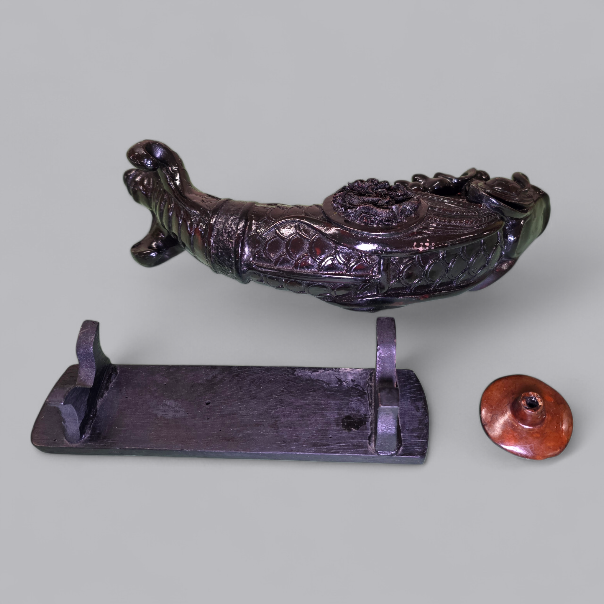 Chinesische Drachenfisch-Skulptur mit Standfuss – Exotisches Sammlerstück