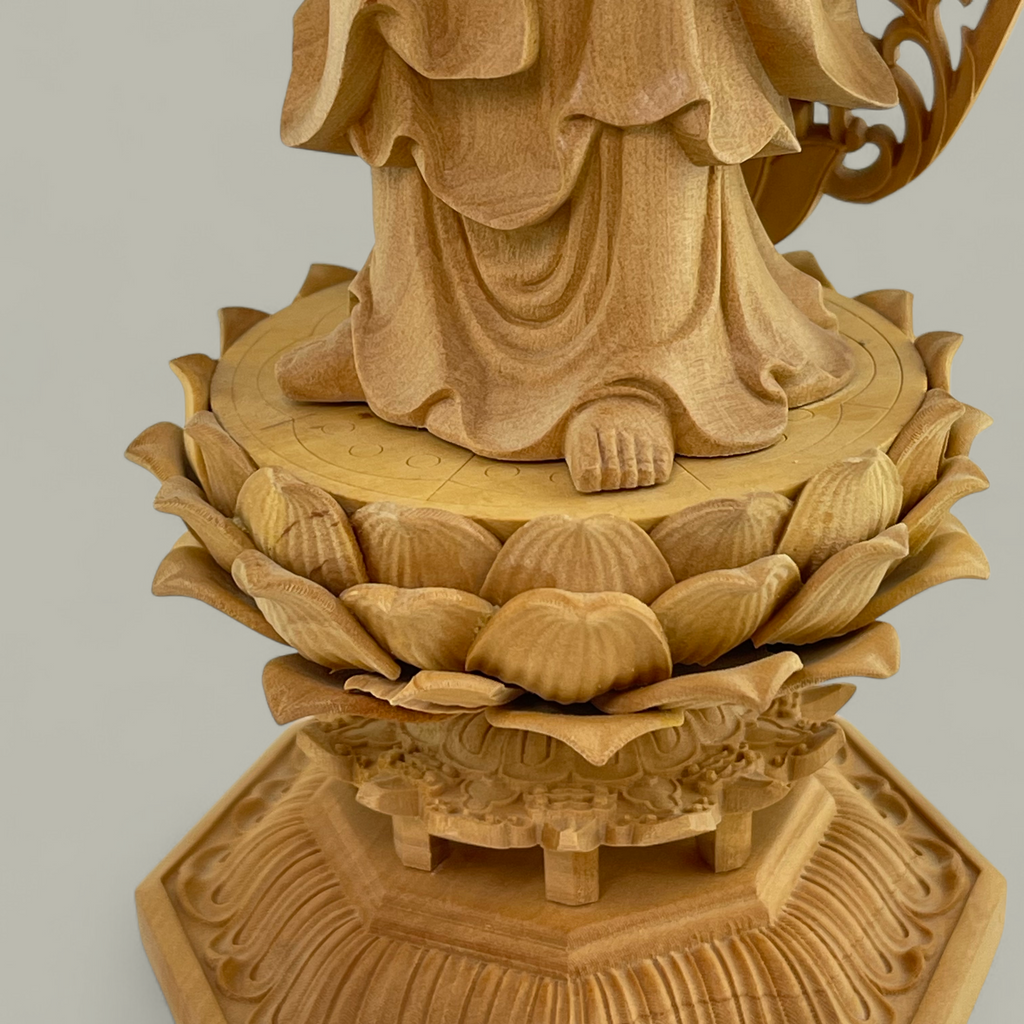Anmutige Guanyin Holzskulptur auf Lotusthron – Meisterhafte Schnitzkunst