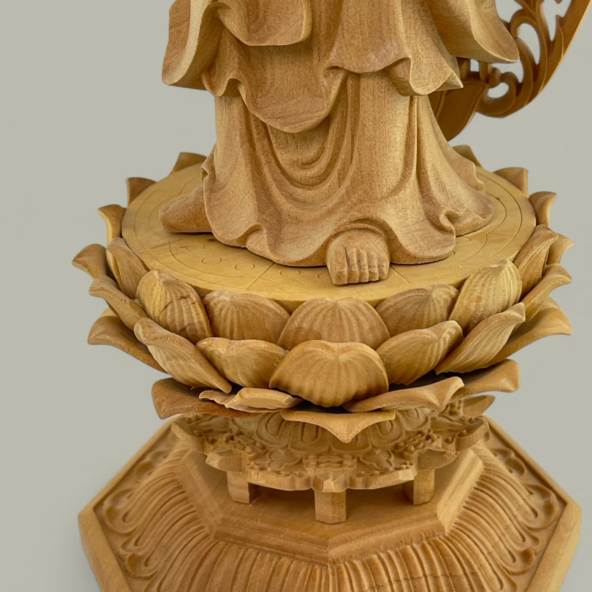 Anmutige Guanyin Holzskulptur auf Lotusthron – Meisterhafte Schnitzkunst