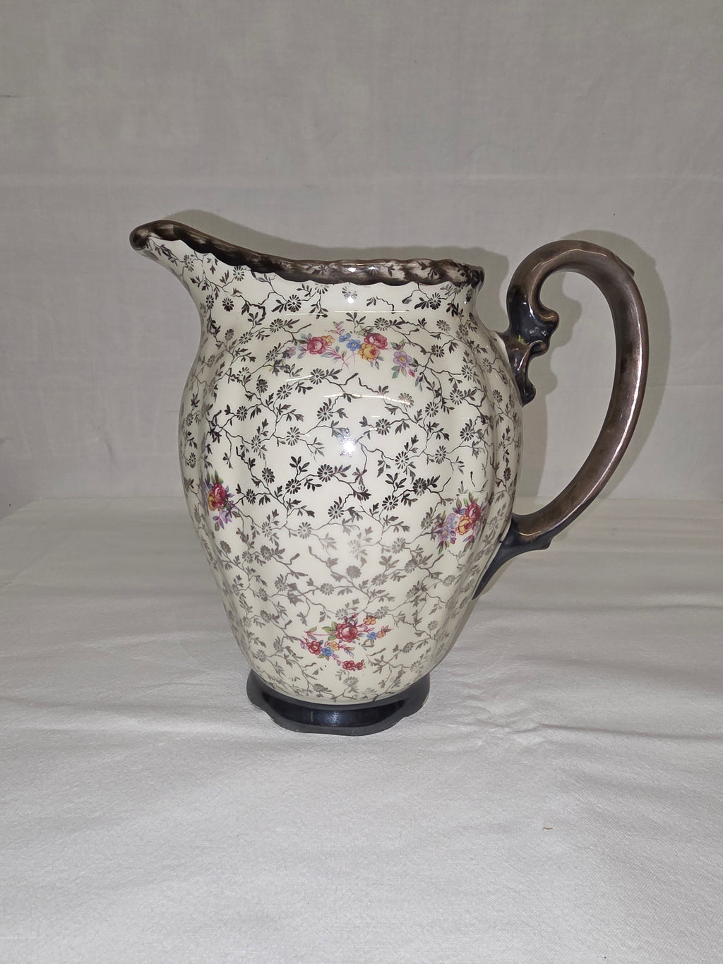 Edler Porzellankrug mit Feinsilber-Dekor und Blumenmuster