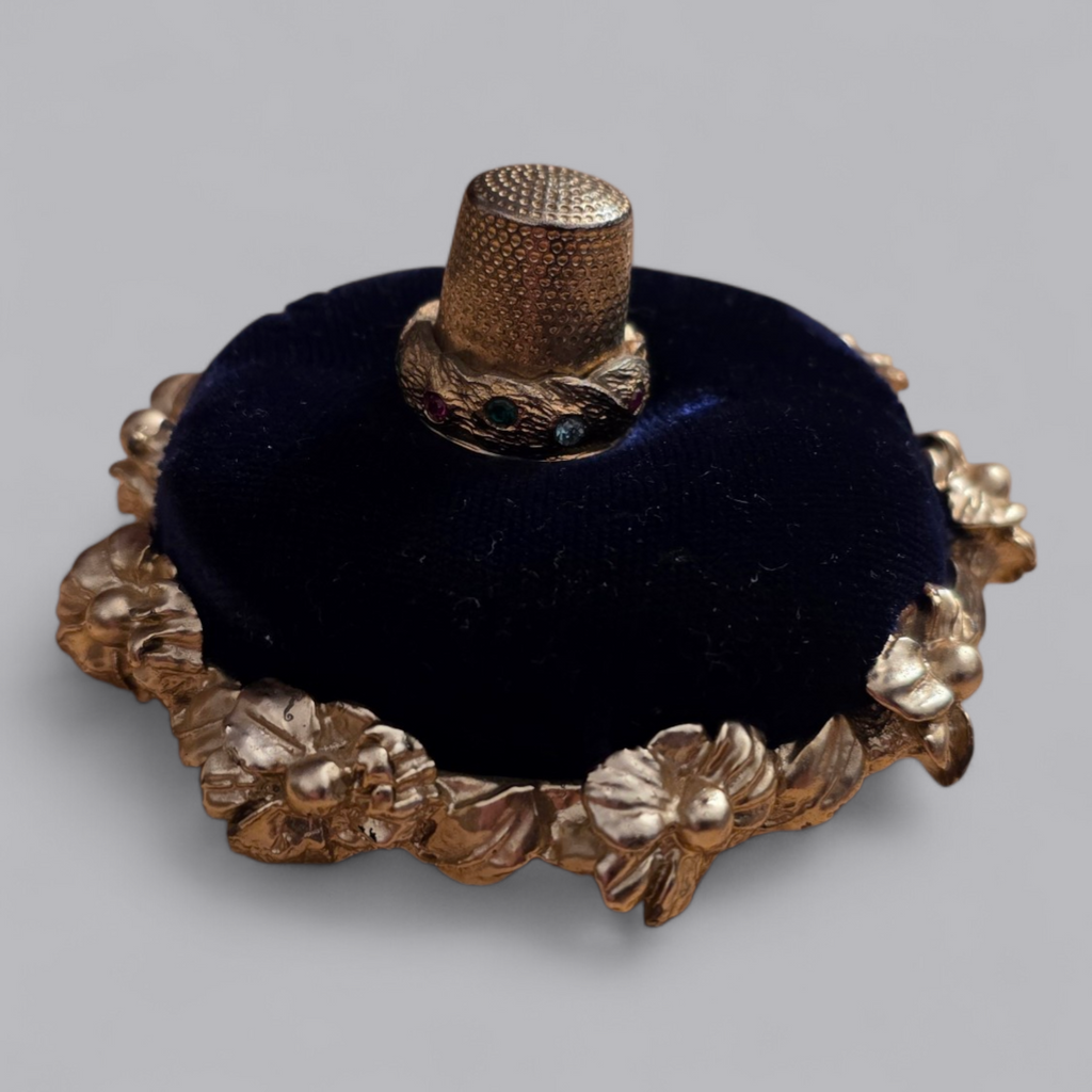 Vintage Nadelkissen mit Fingerhut im Barock-Stil