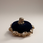 Vintage Nadelkissen mit Fingerhut im Barock-Stil