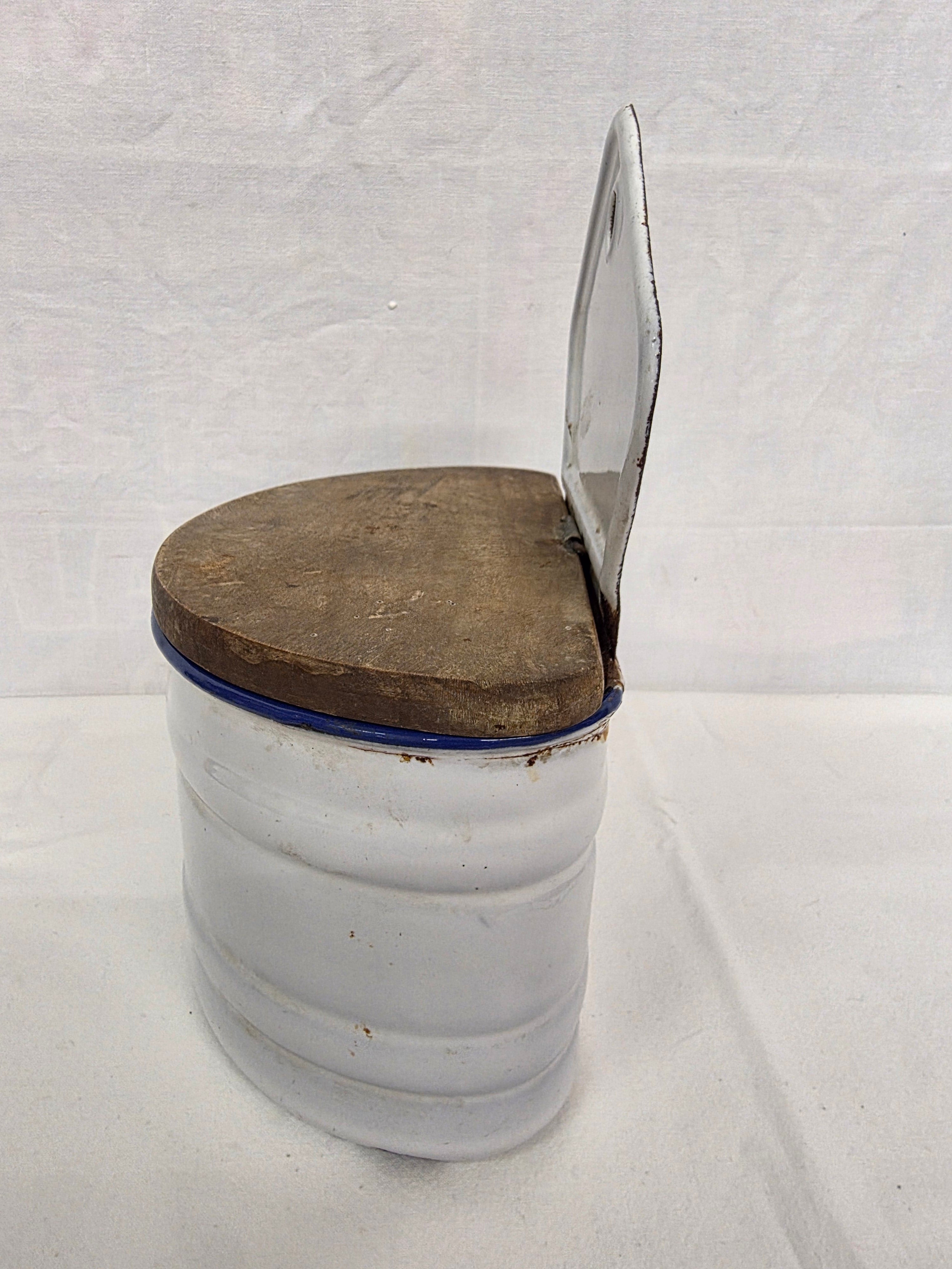 Vintage emaillierter Salzbehälter mit Holzdeckel