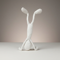 Abstrakte Gips-Skulptur – Figur im Handstand
