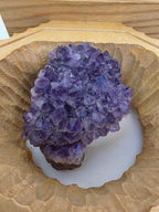 Handgearbeitetes Amethyst-Arrangement im Holzrahmen