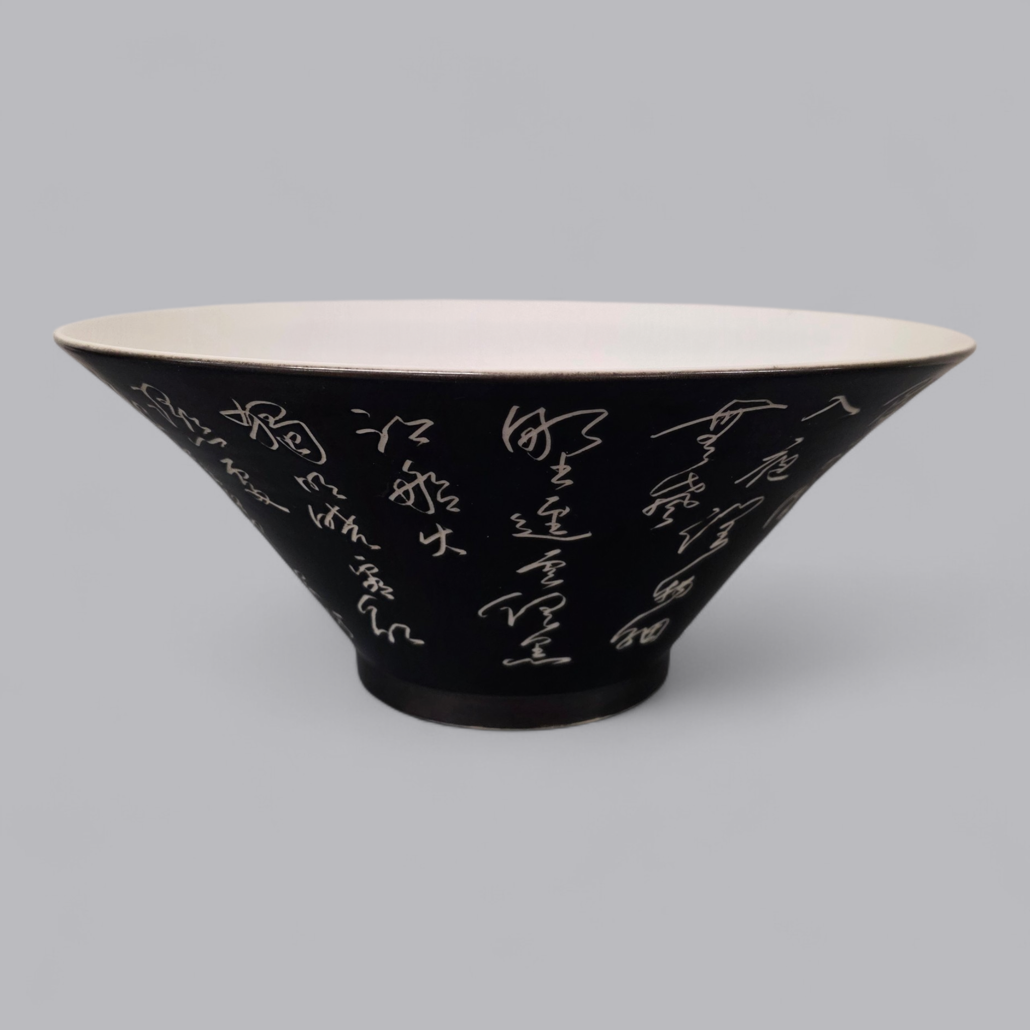 Asiatisches Früchteschale mit Kalligraphie – Elegantes Schwarz-Weiss Design