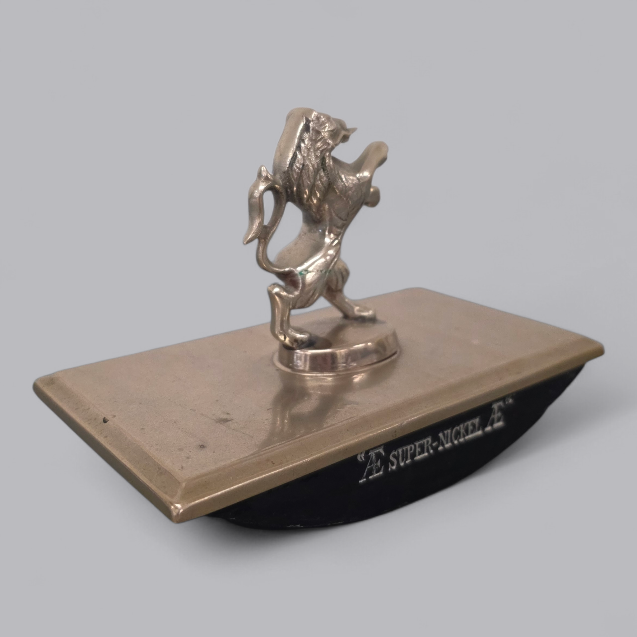 Antike Löwen-Löschwiege (Tintenlöscher)