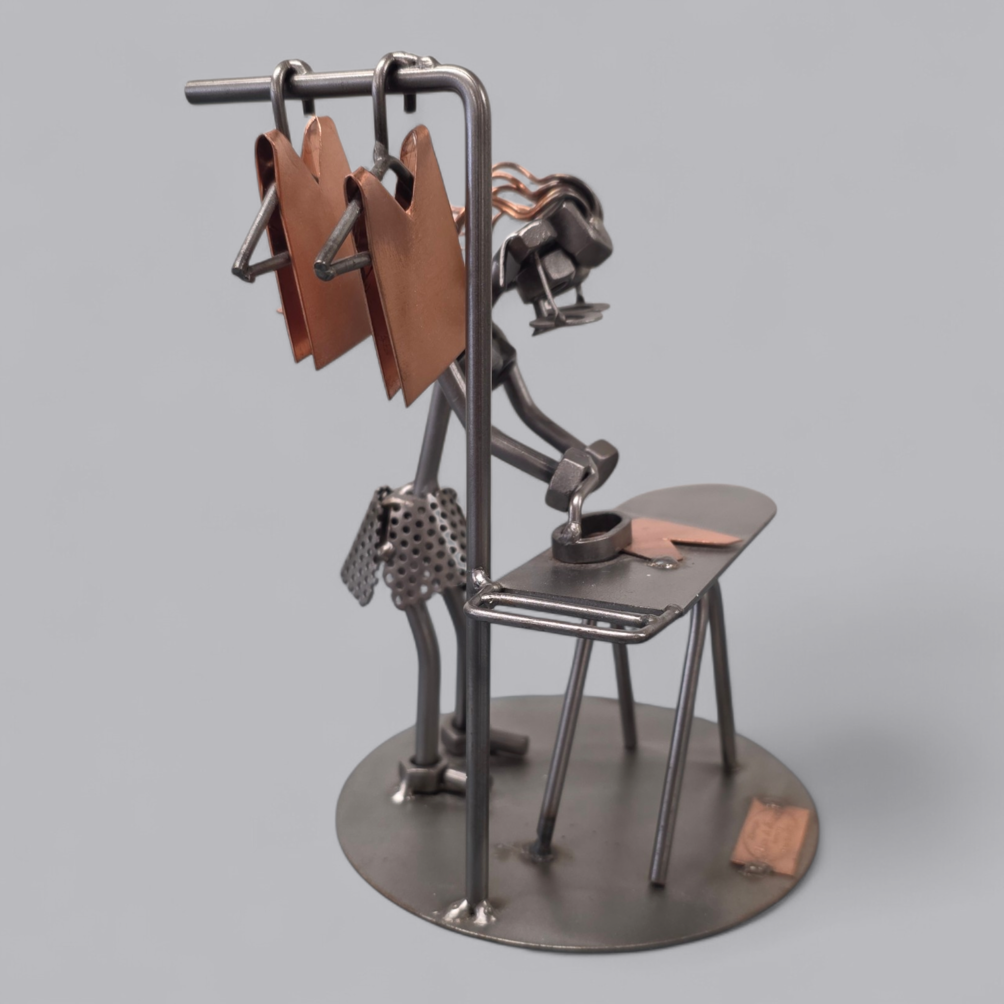 Einzigartiges Metall-Kunstwerk: Fleissige Bügelfee von Hinz & Kunst Germany