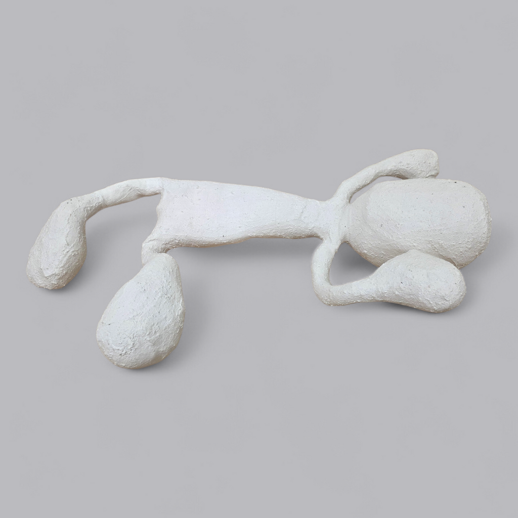 Abstrakte Gips-Skulptur – Liegende Figur