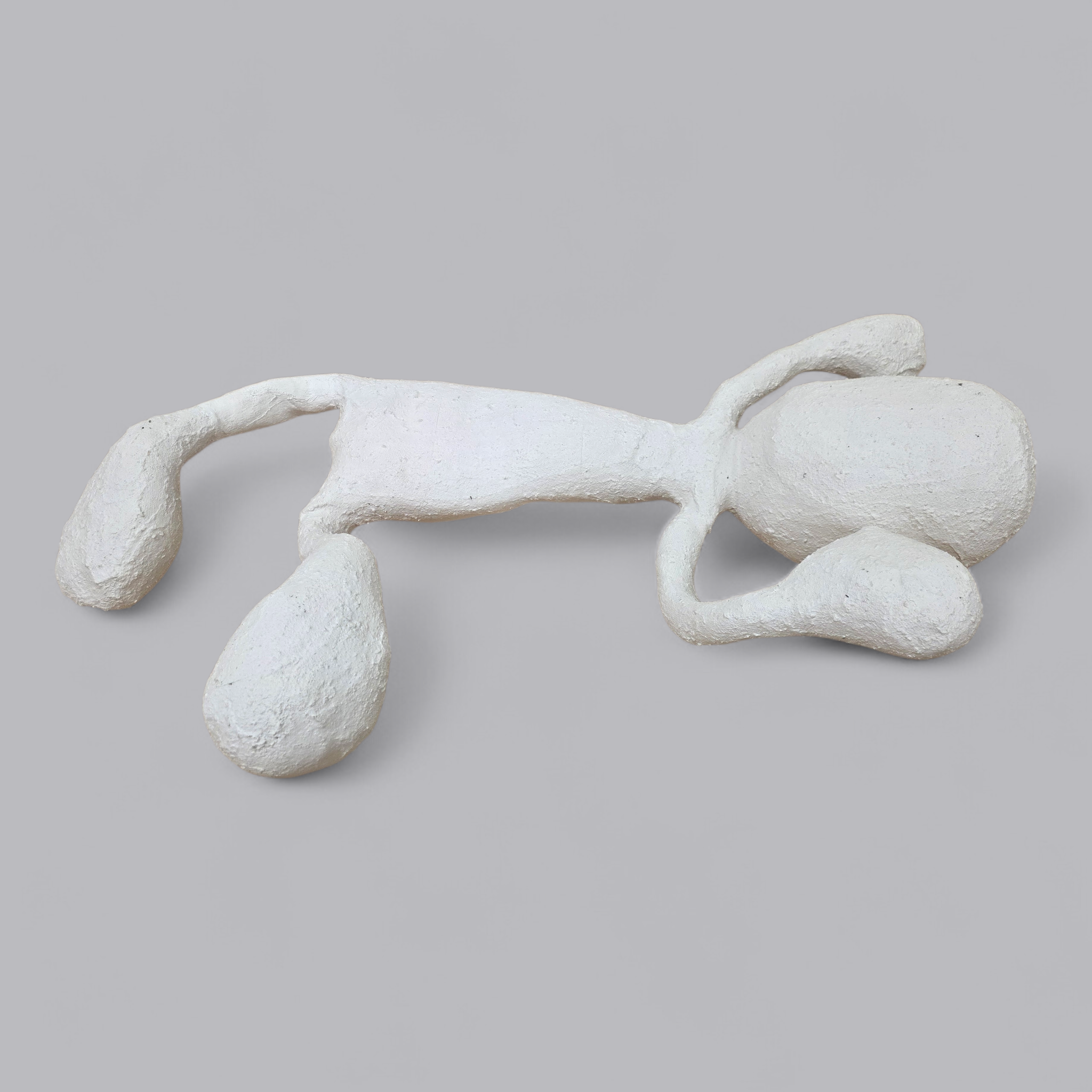 Abstrakte Gips-Skulptur – Liegende Figur