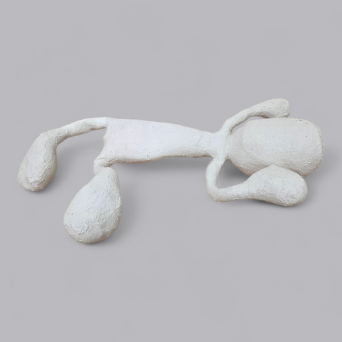 Abstrakte Gips-Skulptur – Liegende Figur