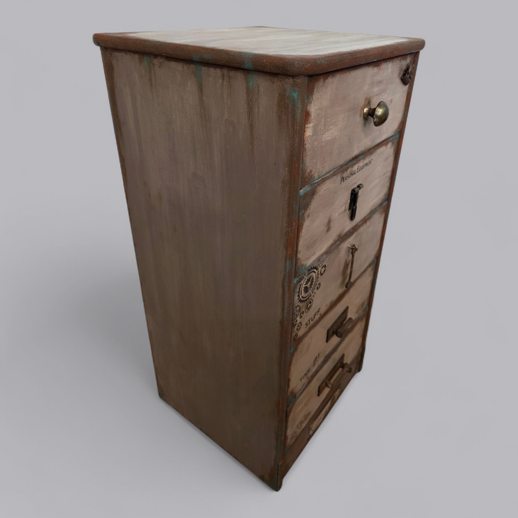 Upcycling-Kommode im Industrial Vintage Look