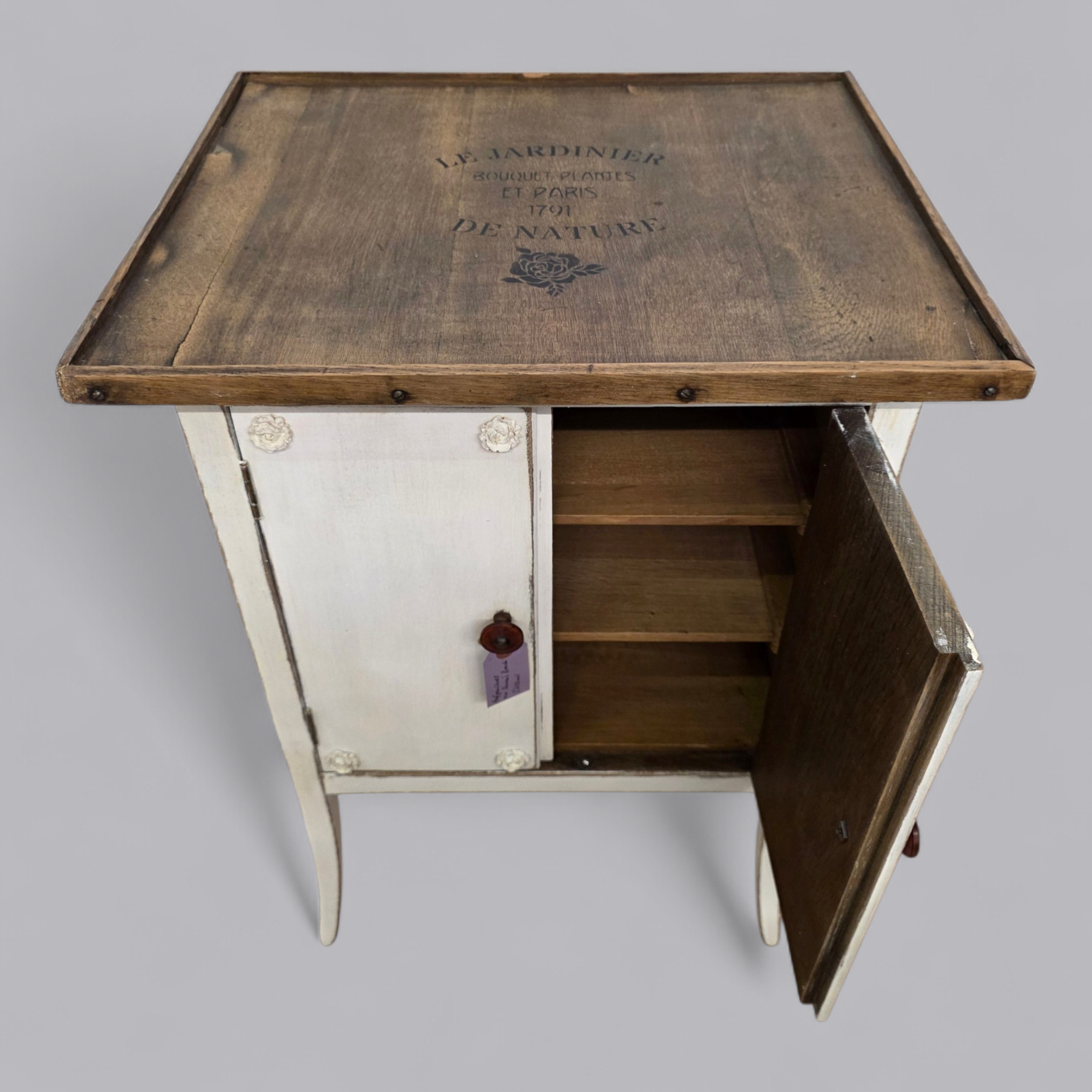 Eleganter Vintage Schrank mit rustikalem Charme