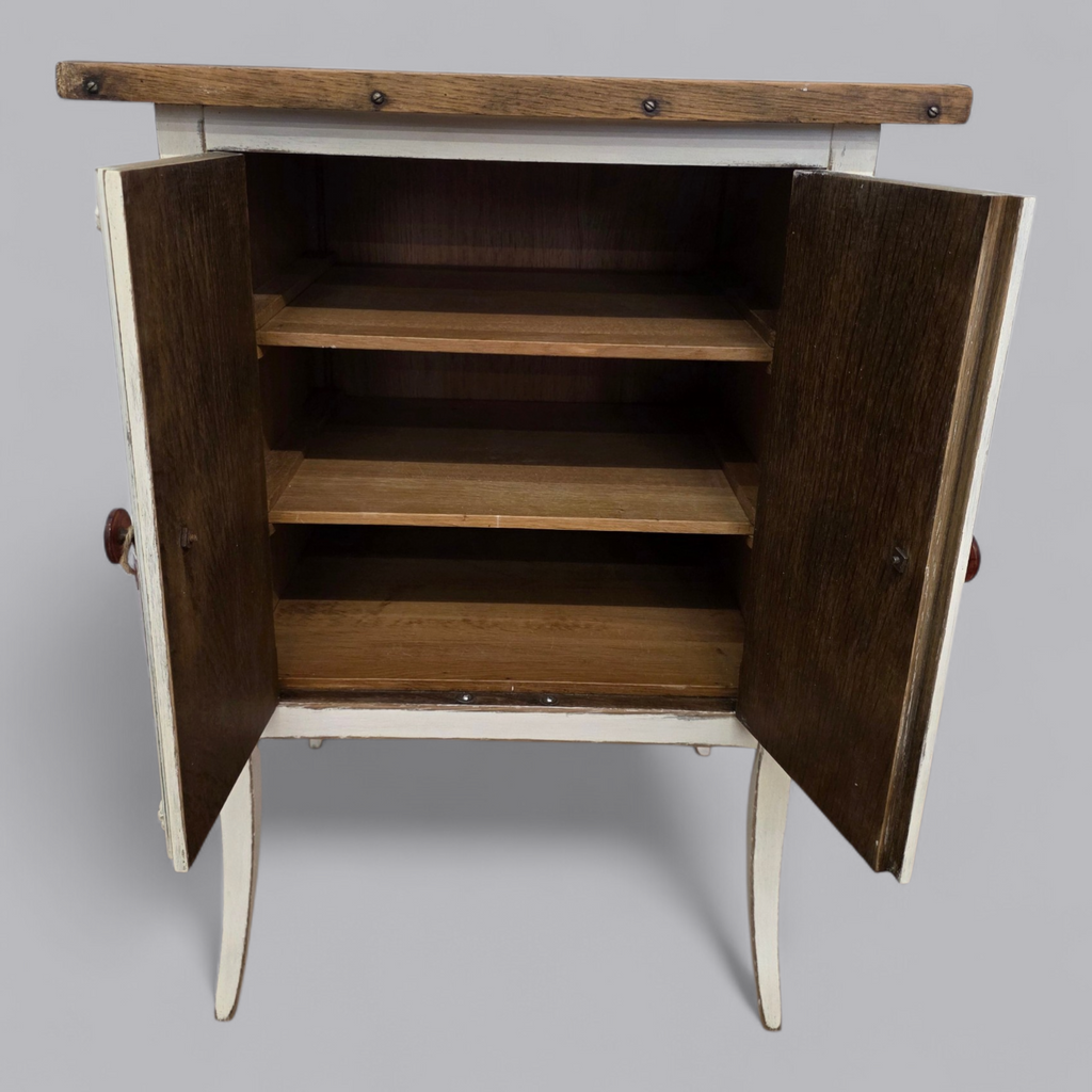 Eleganter Vintage Schrank mit rustikalem Charme