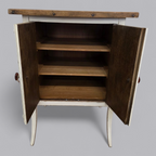 Eleganter Vintage Schrank mit rustikalem Charme