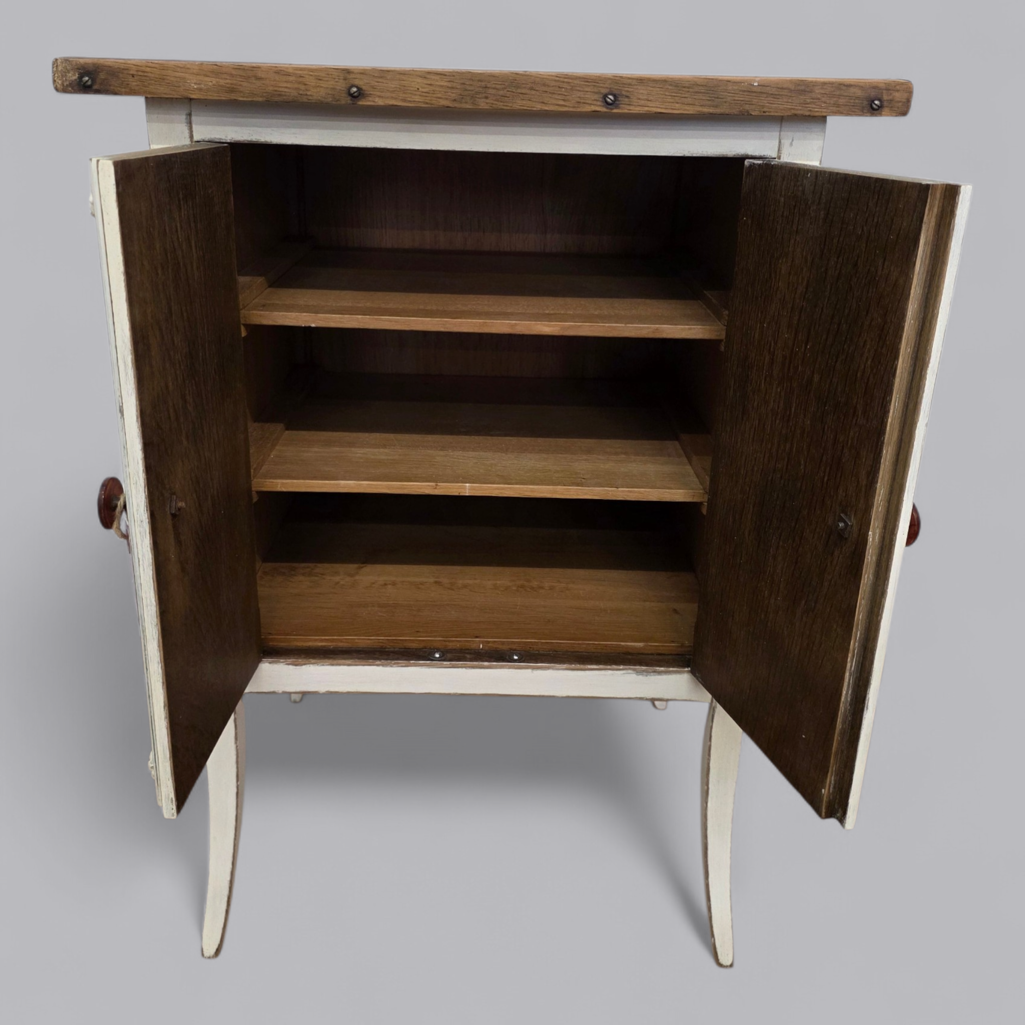 Eleganter Vintage Schrank mit rustikalem Charme