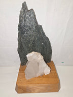 Dekoratives Mineralien-Arrangement mit Grünstein und Bergkristall auf Holzsockel