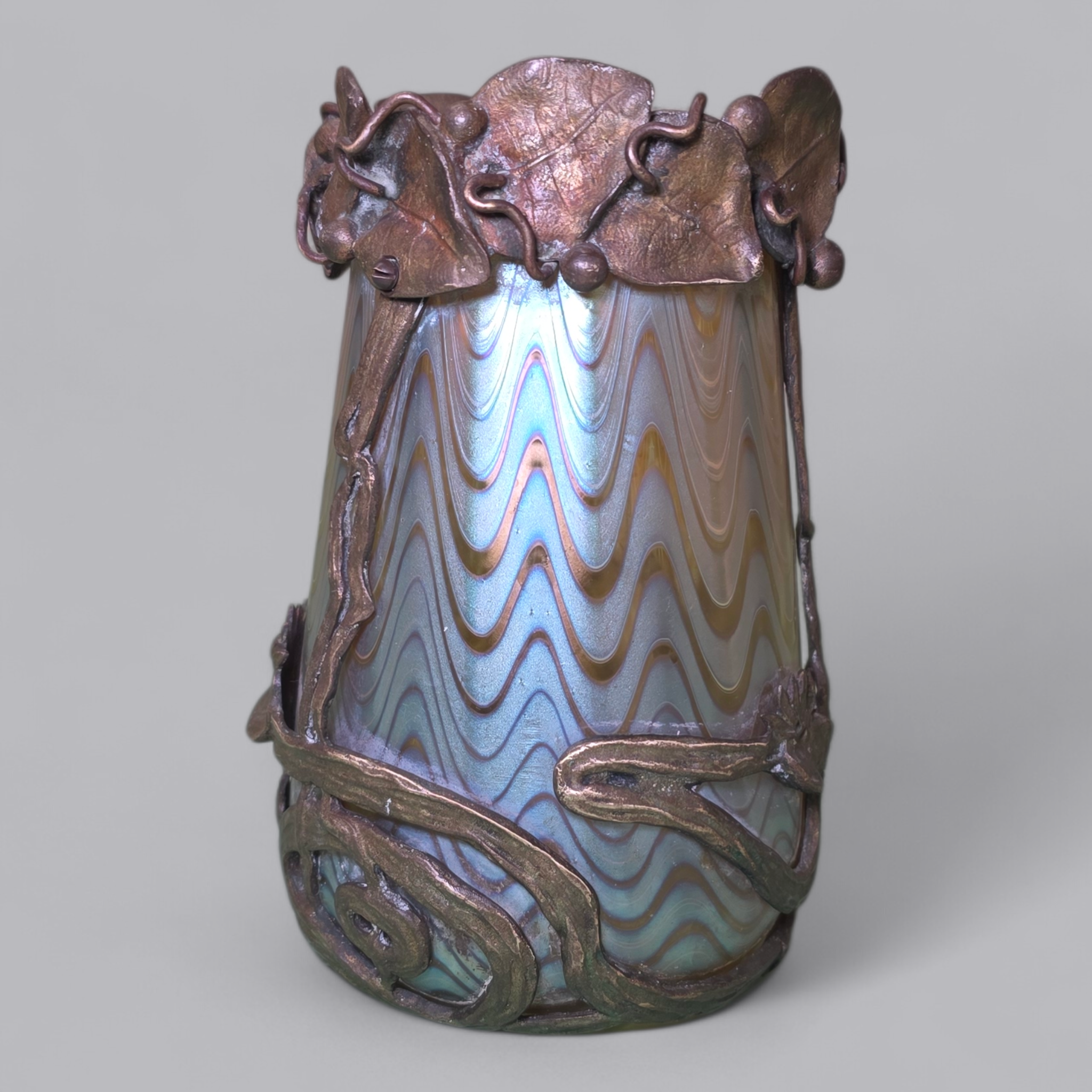 Jugendstil Glasvase mit kunstvoller Messingmontur