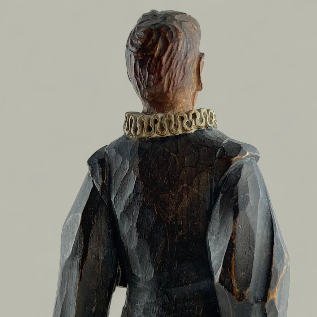 Handgeschnitzte Bürgi Originalfigur in historischer Tracht