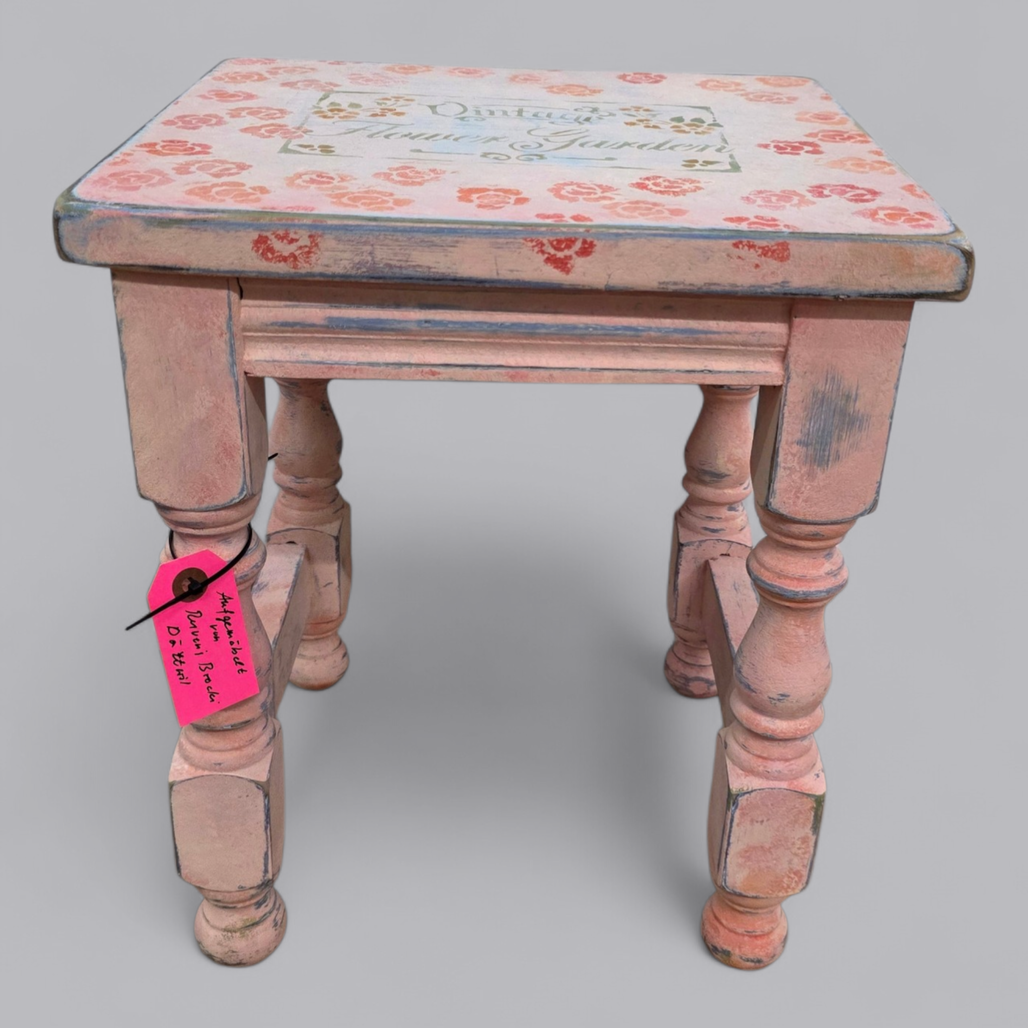 Upcycling Beistelltisch im verspielten Vintage Shabby Chic Stil