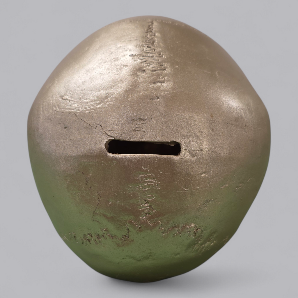 Modernes Totenkopf-Kässeli in Metallic-Optik