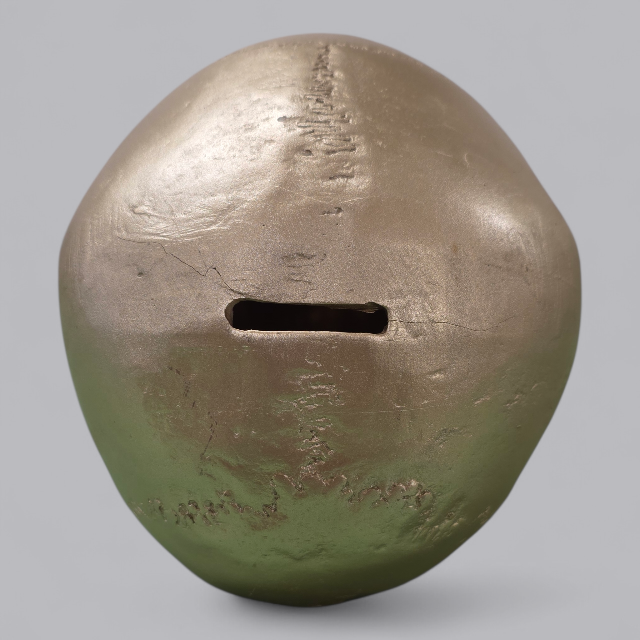 Modernes Totenkopf-Kässeli in Metallic-Optik