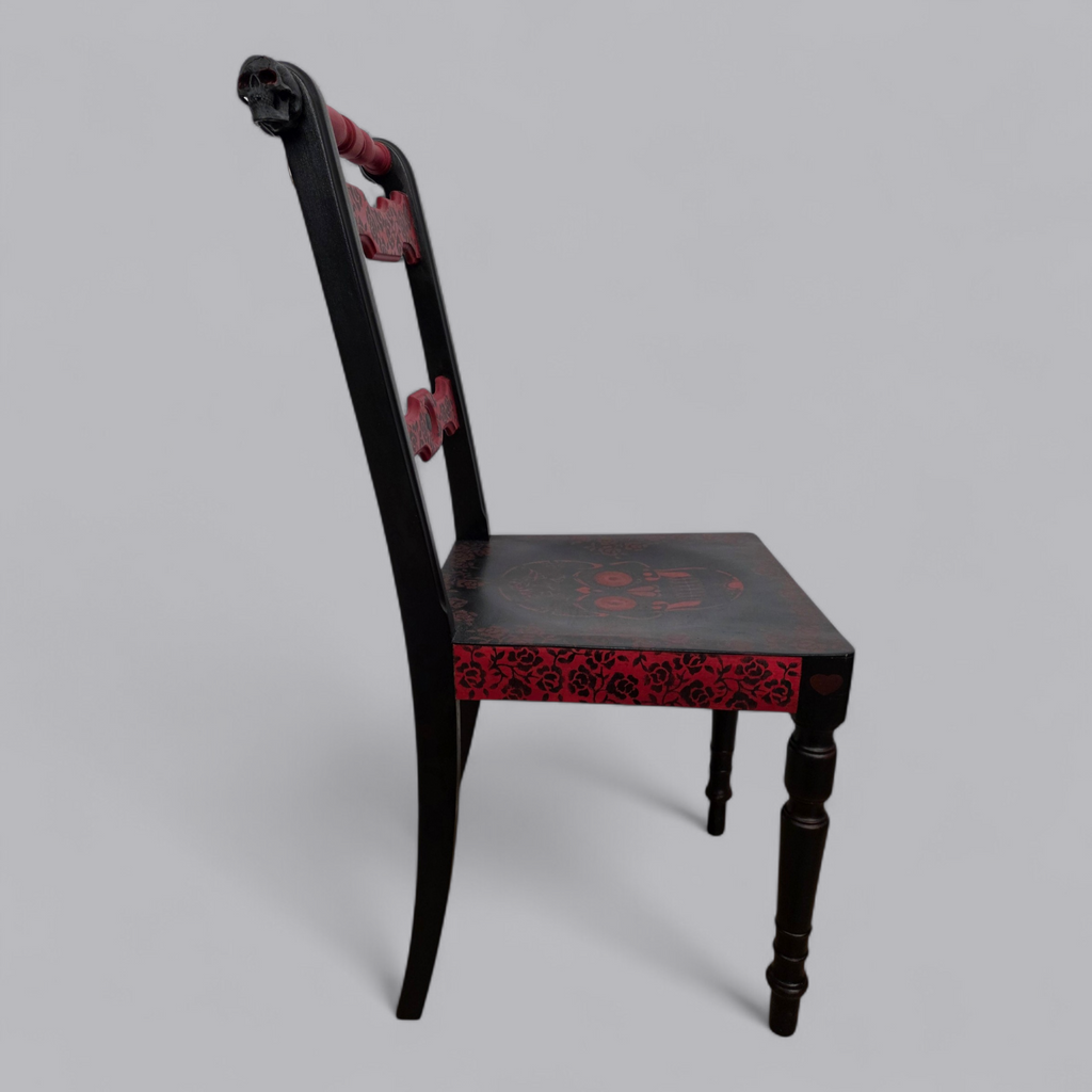 Düsteres Design: Upcycling-Stuhl im "Dia de los Muertos" Look