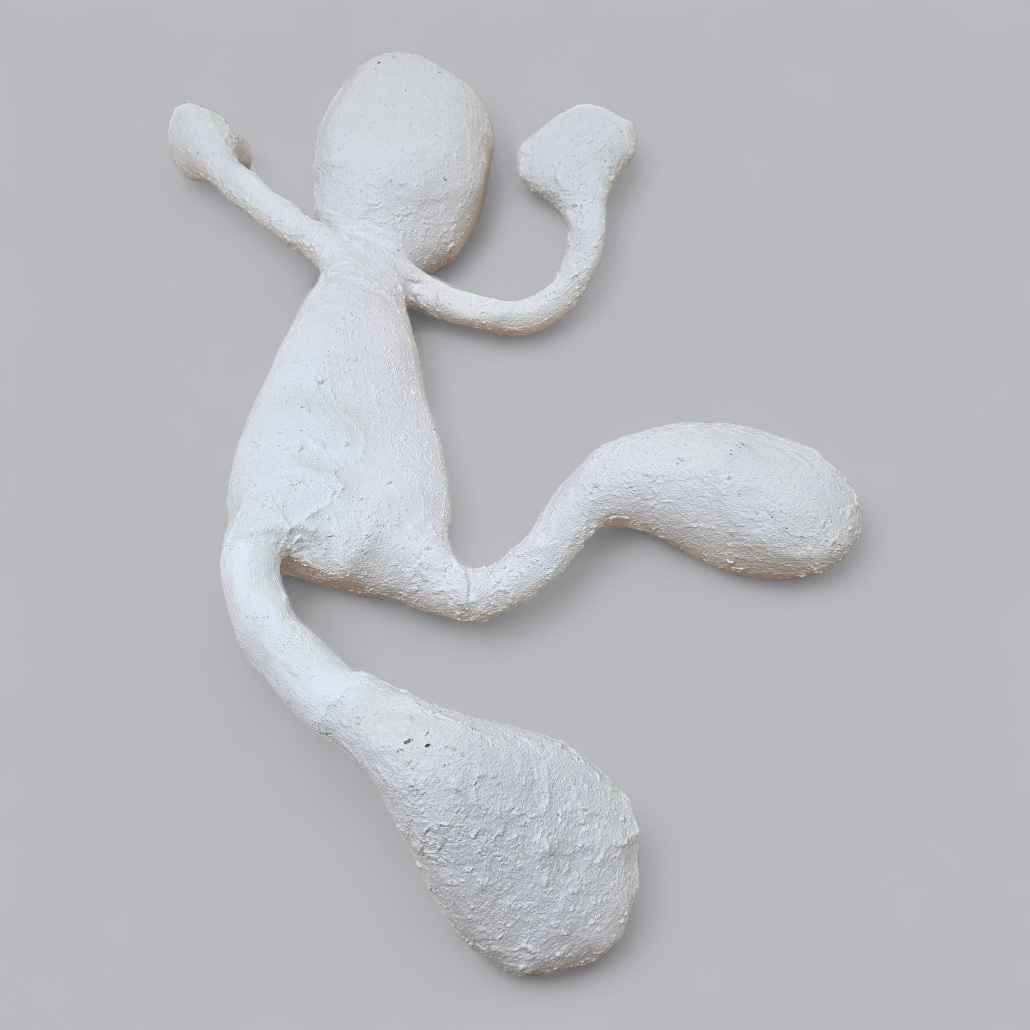 Abstrakte Gips-Skulptur – Liegende Figur