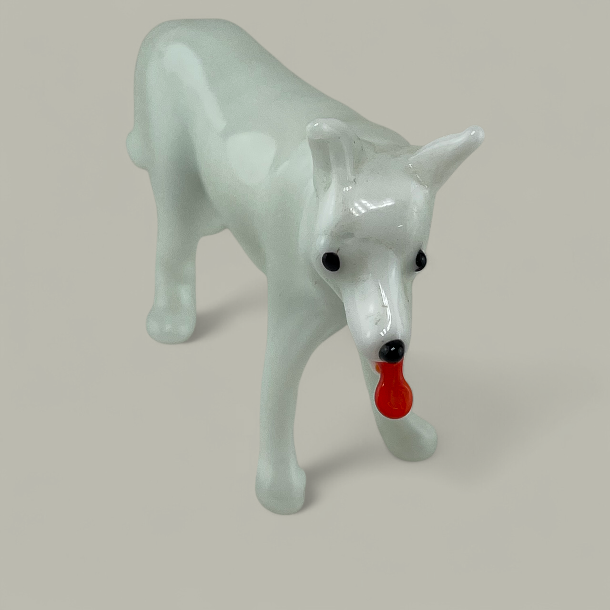 Handgefertigte Glasfigur Hund mit markanter roter Zunge
