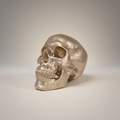 Modernes Totenkopf-Kässeli in Metallic-Optik
