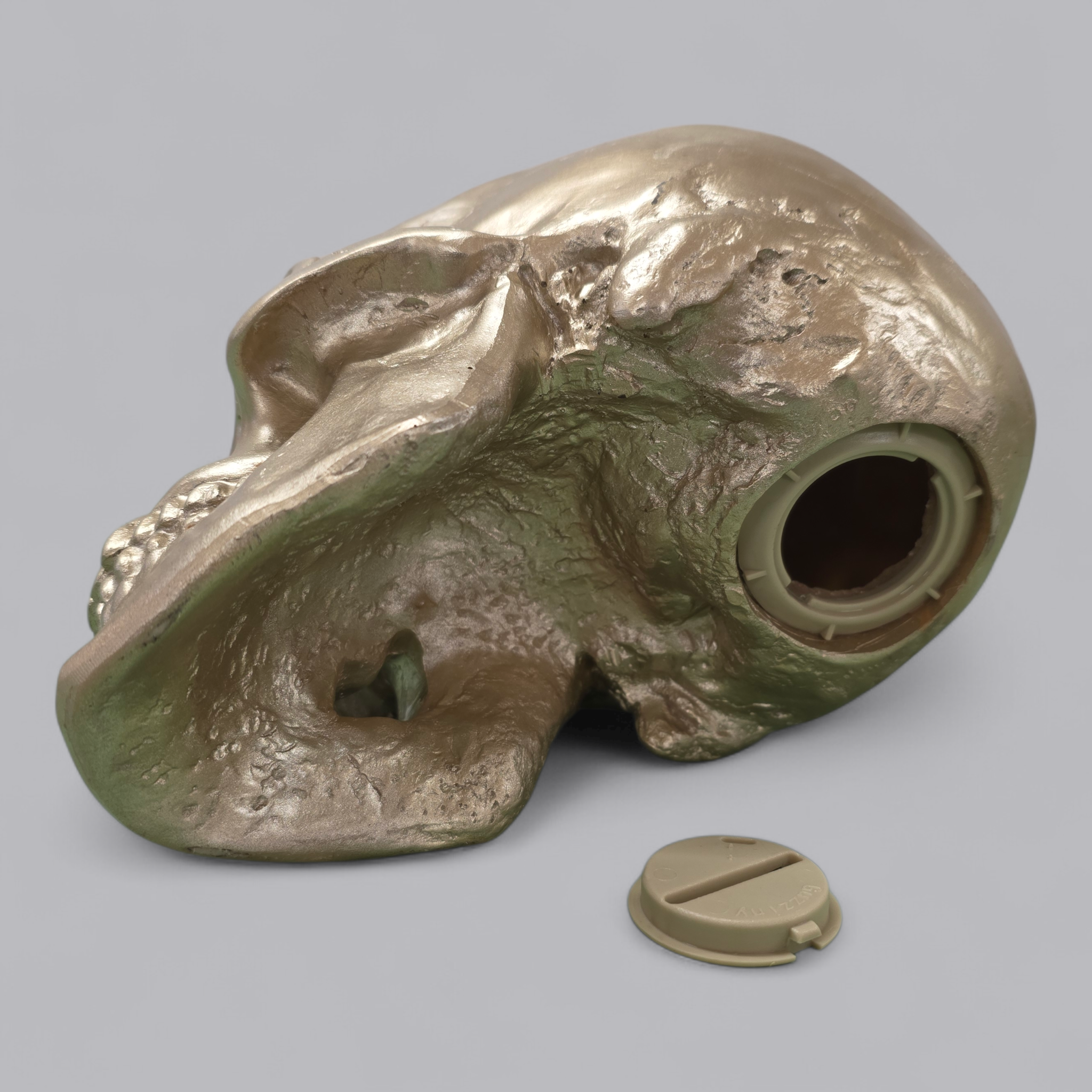 Modernes Totenkopf-Kässeli in Metallic-Optik
