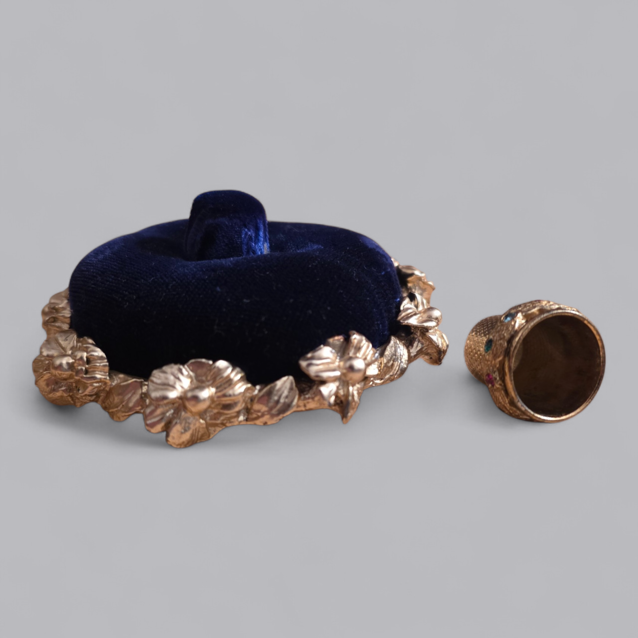 Vintage Nadelkissen mit Fingerhut im Barock-Stil