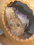 Handgearbeitetes Amethyst-Arrangement im Holzrahmen