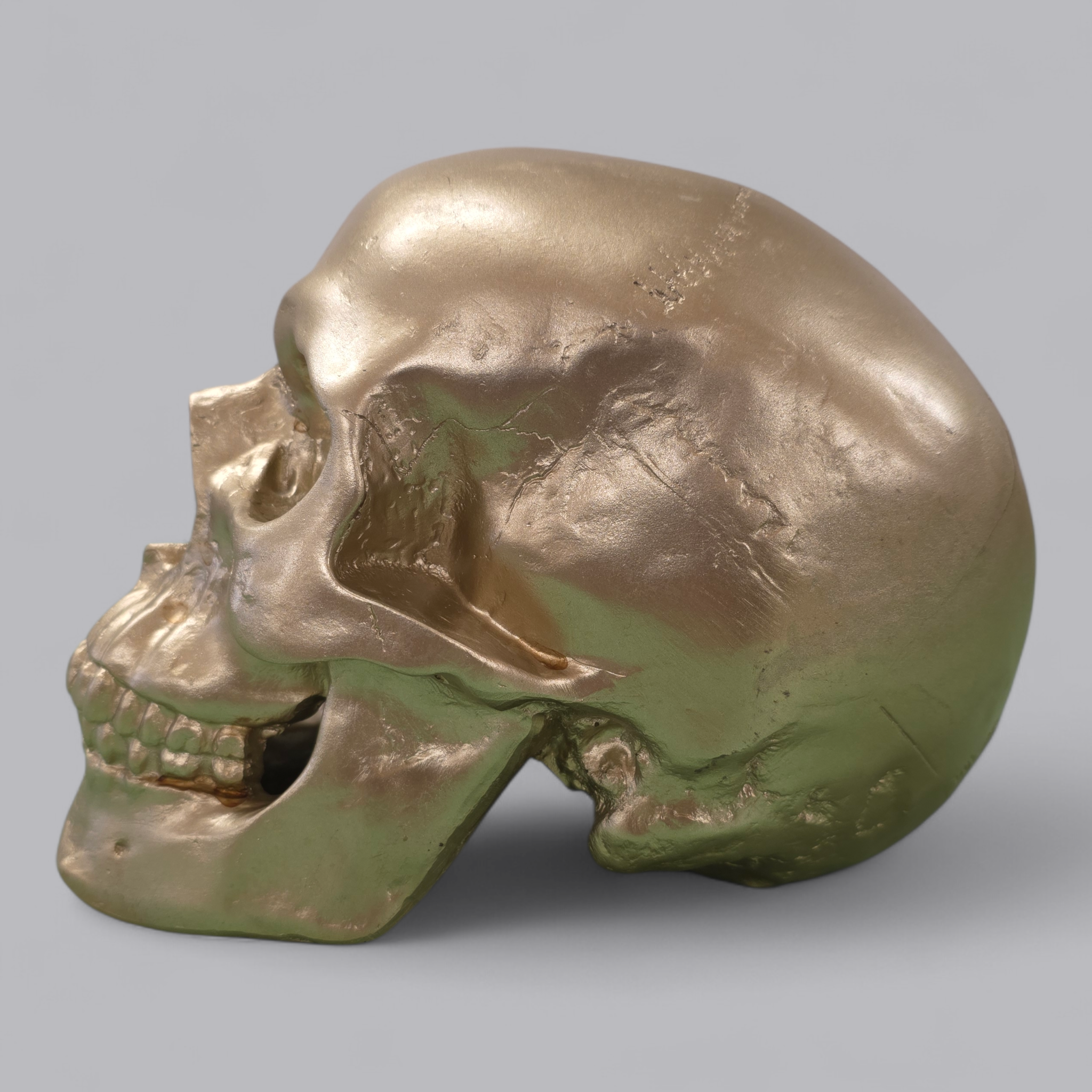 Modernes Totenkopf-Kässeli in Metallic-Optik