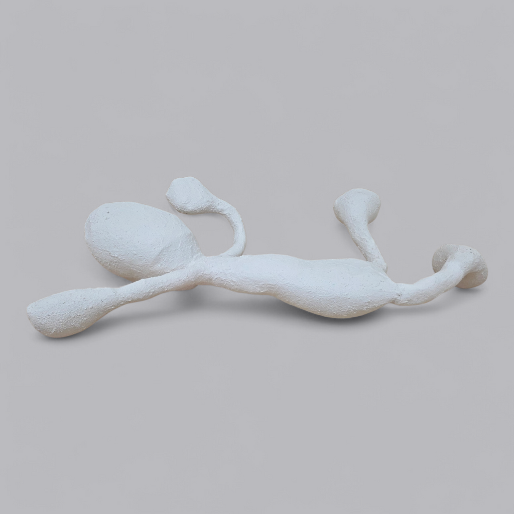 Abstrakte Gips-Skulptur – Liegende Figur