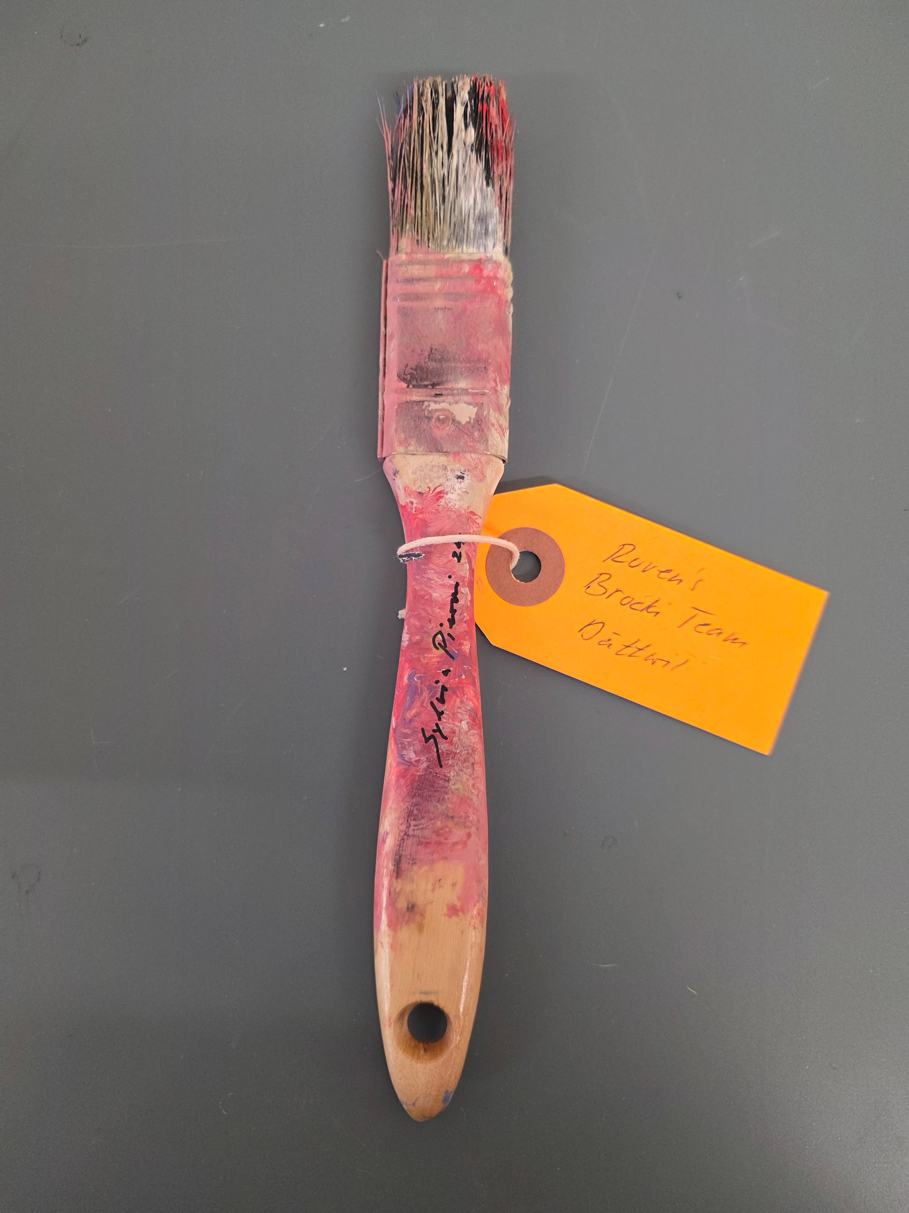 Pensionierter Mitarbeiter „Ernst Haft“ – bemalter Pinsel (ca. 17 cm)