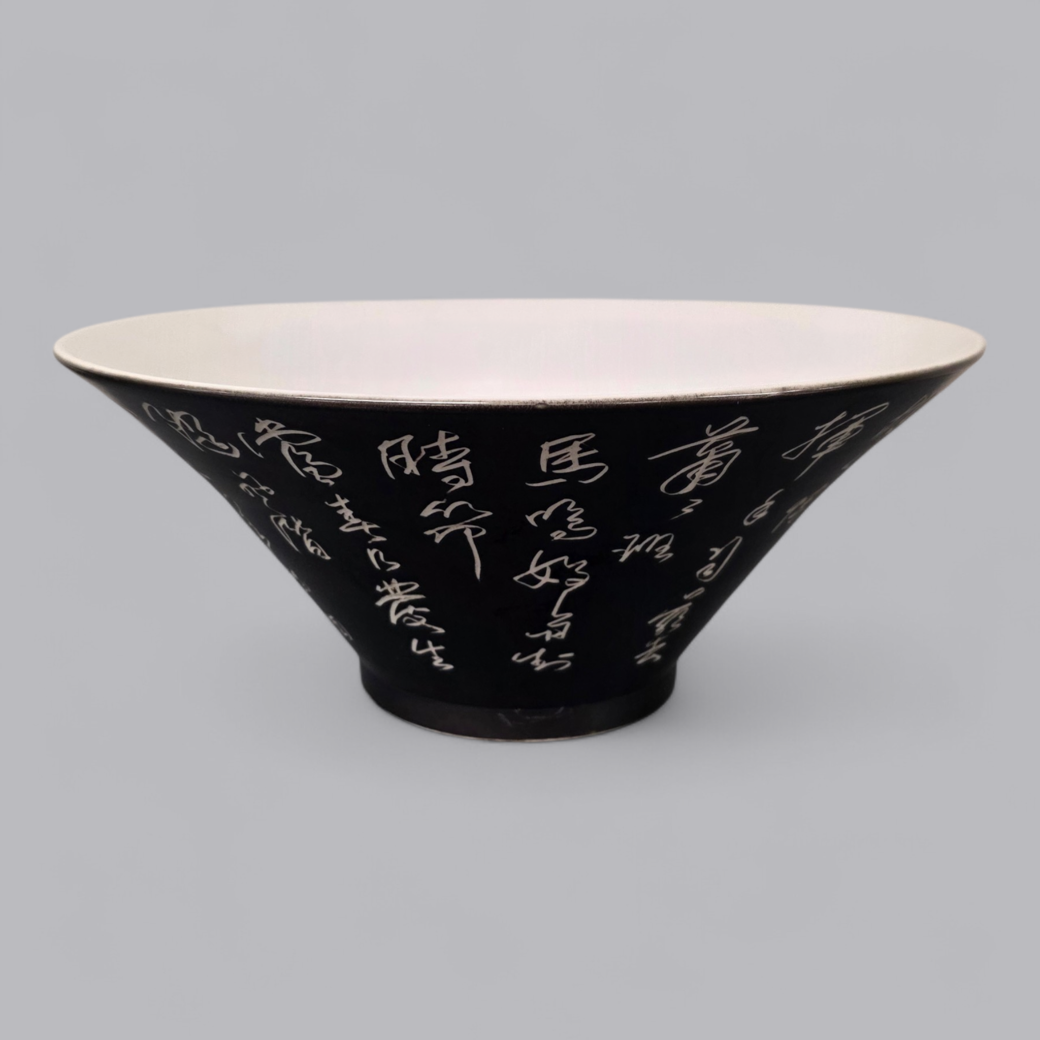 Asiatisches Früchteschale mit Kalligraphie – Elegantes Schwarz-Weiss Design