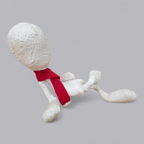 Abstrakte Skulptur – Sitzende Figur mit rotem Schal