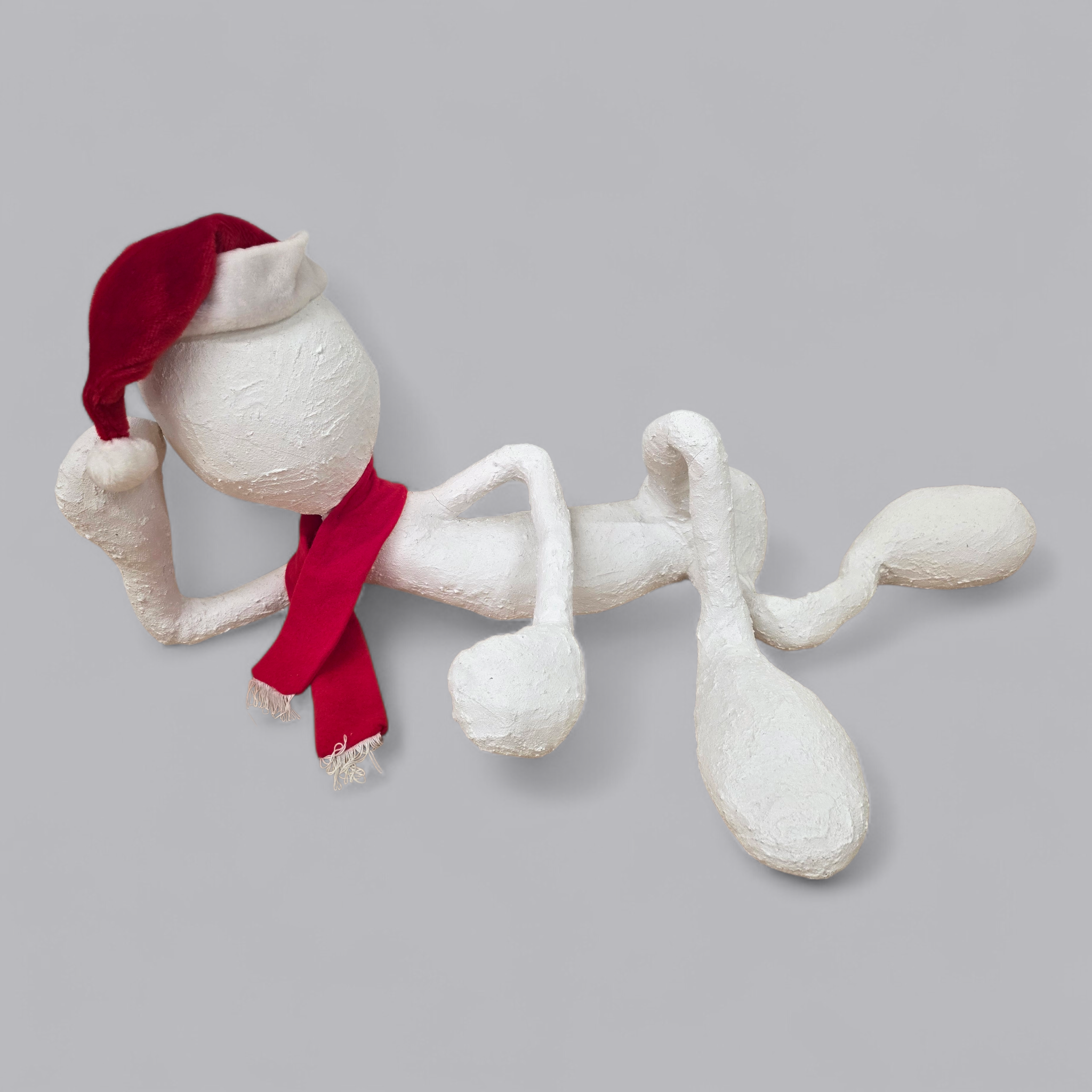 Abstrakte Gips-Skulptur – Sitzende Figur mit Weihnachtsmütze