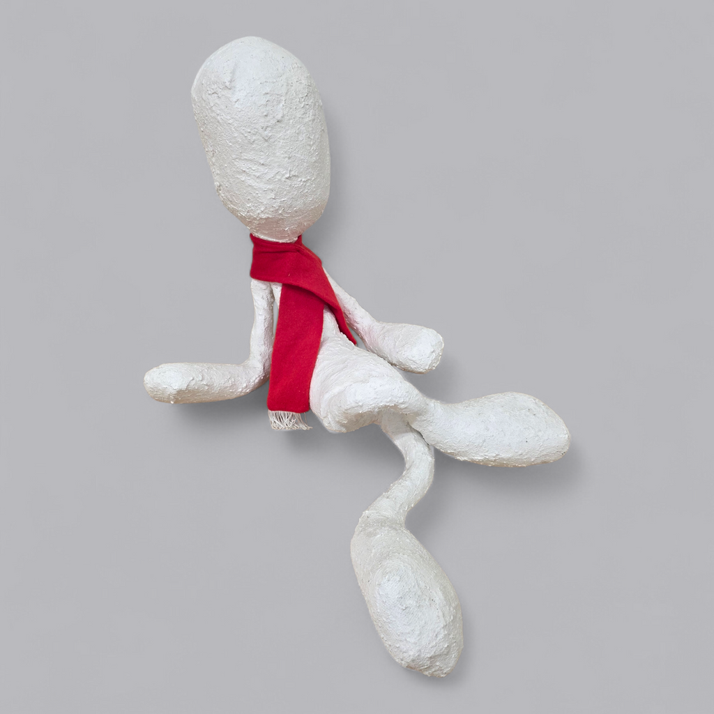 Abstrakte Skulptur – Sitzende Figur mit rotem Schal