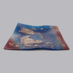 Strahlender Glasteller mit blauem und rotem Farbverlauf