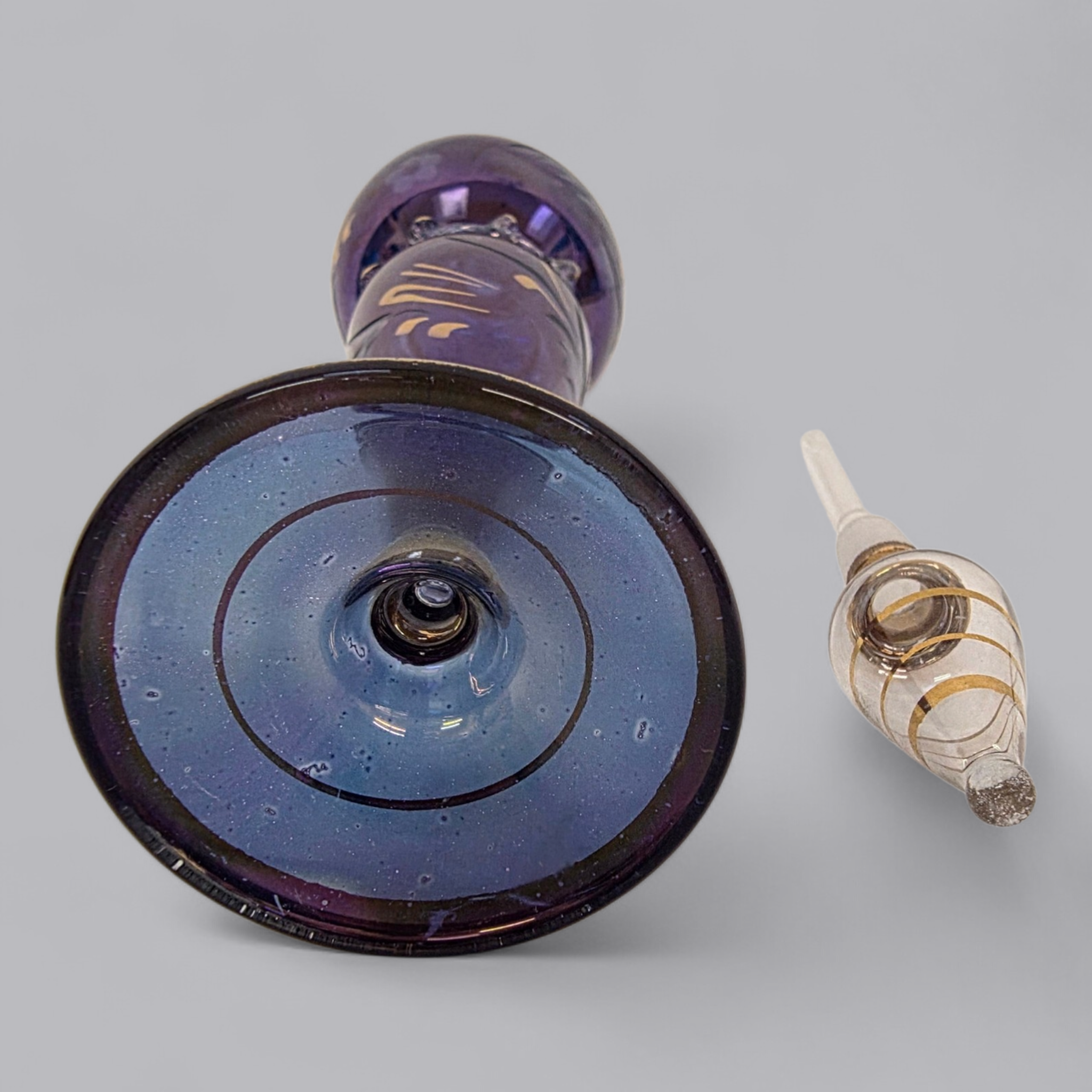 Eleganter Glasflacon in tiefem Violett mit Goldakzenten