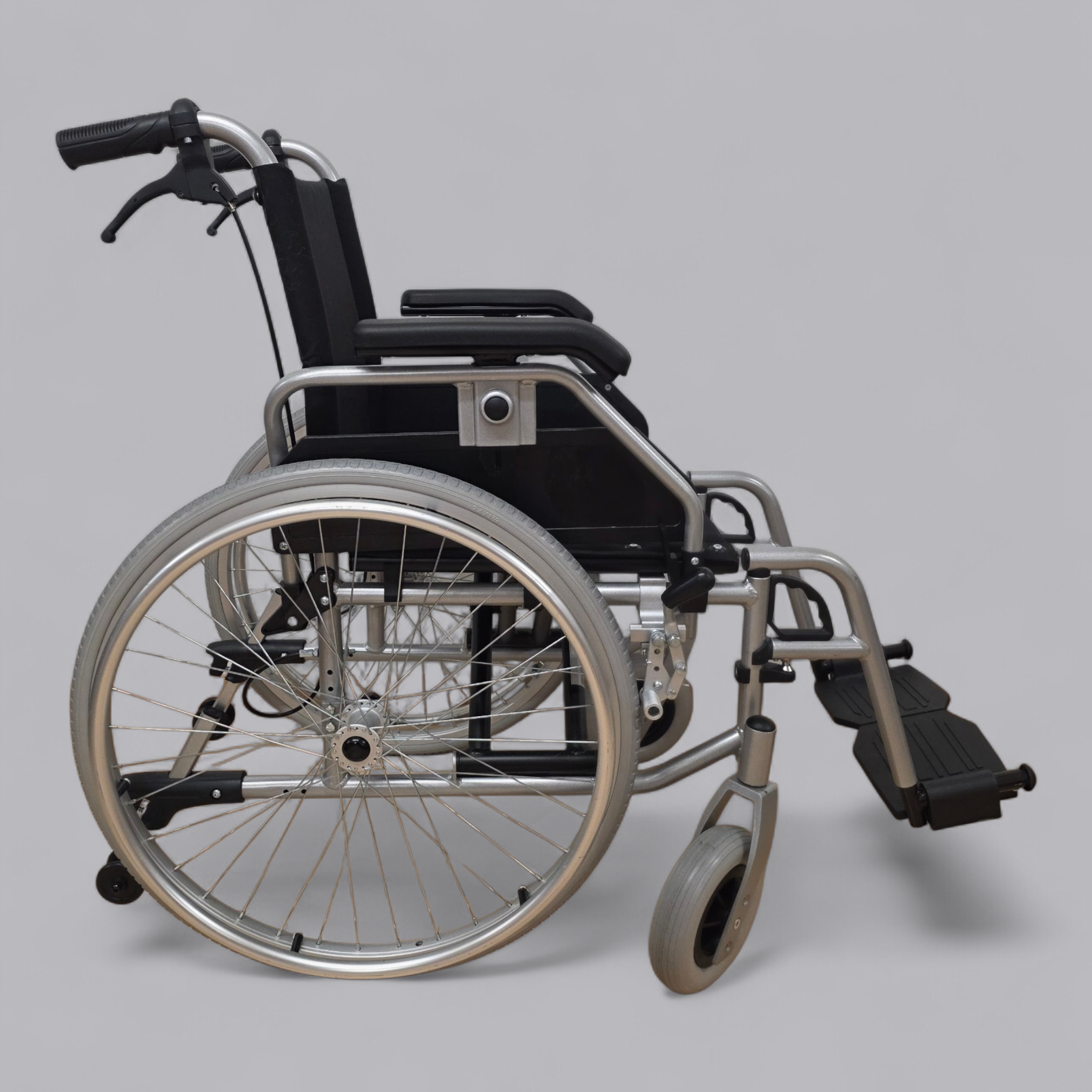 Mobicare Standard-Rollstuhl in neuwertigem Zustand