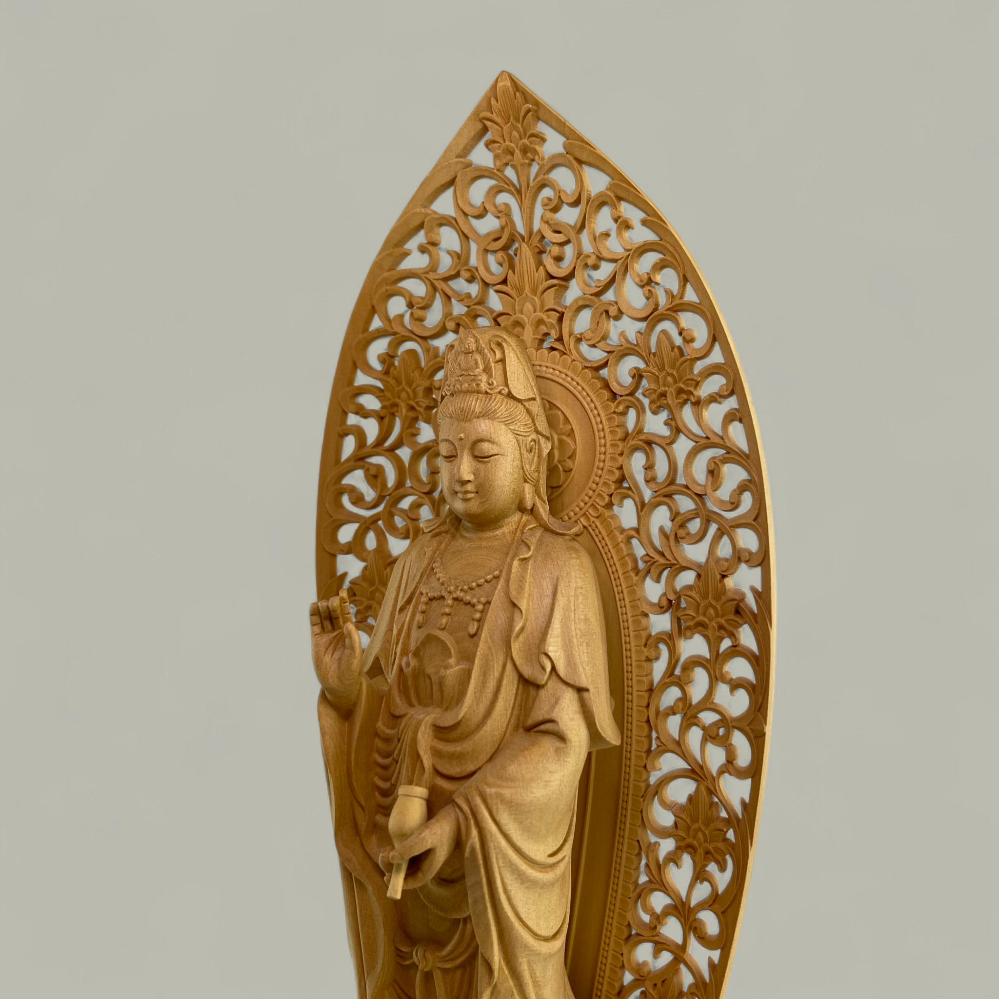 Anmutige Guanyin Holzskulptur auf Lotusthron – Meisterhafte Schnitzkunst