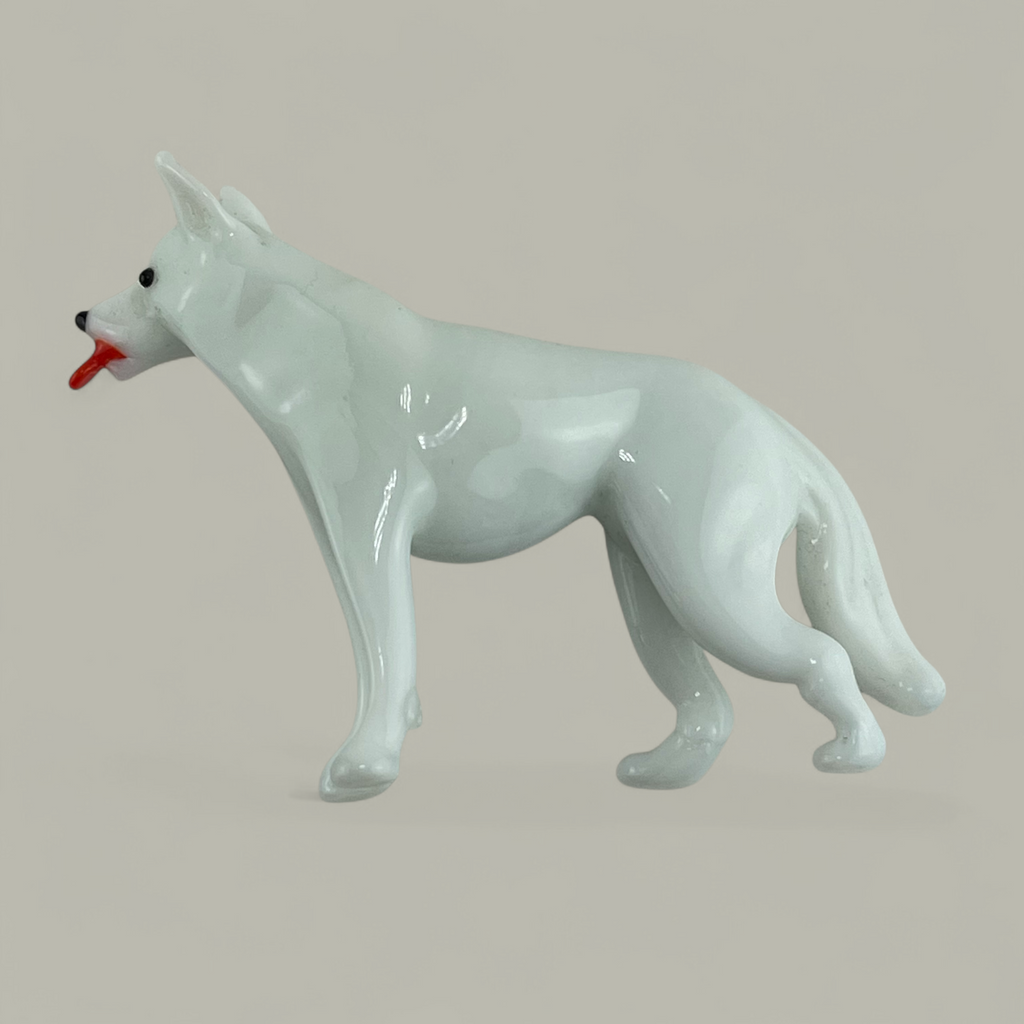 Handgefertigte Glasfigur Hund mit markanter roter Zunge