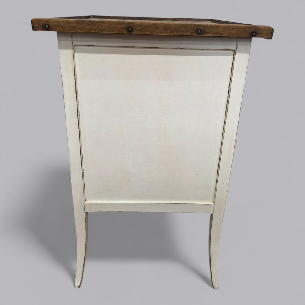 Eleganter Vintage Schrank mit rustikalem Charme